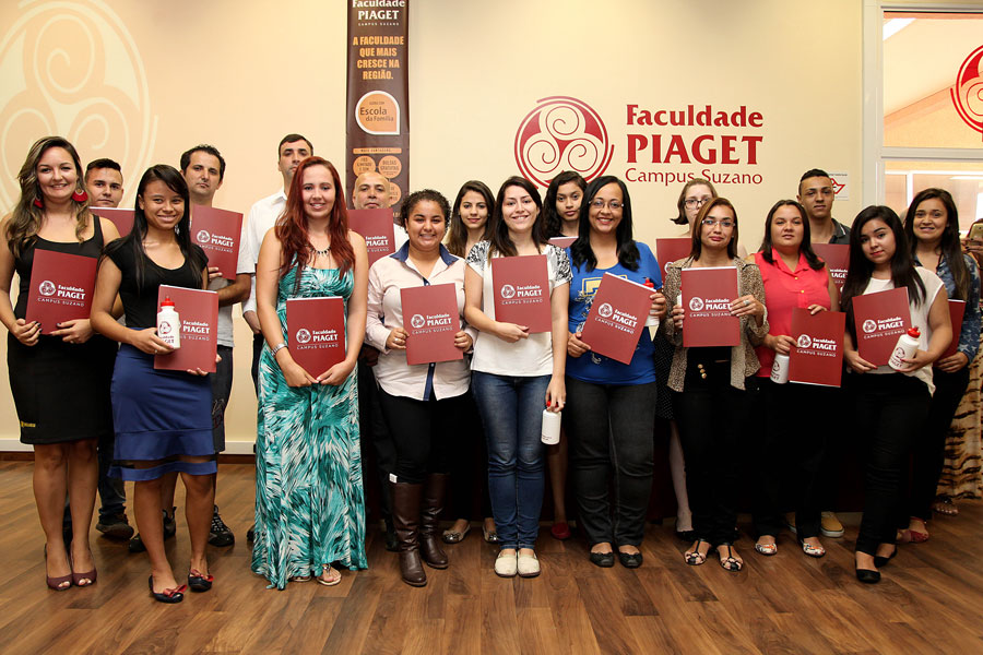 Piaget entrega 19 bolsas de estudos integrais para suzanenses