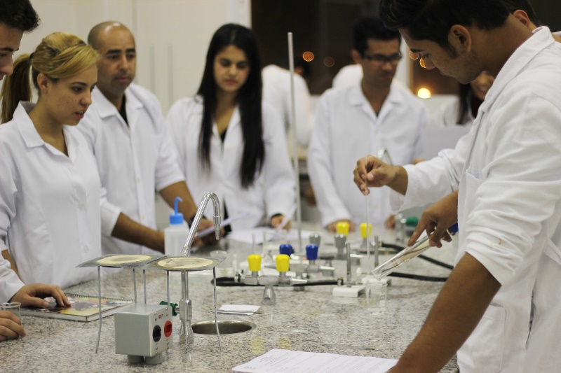 Estudantes em aula prática no Laboratório de Química da Piaget: excelência no ensino