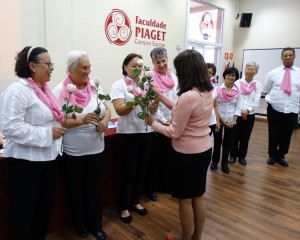Diretora acadêmica Neide Feijó homenageia, com rosas, voluntários na luta contra o câncer
